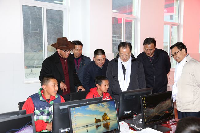 10、張學(xué)武董事長(zhǎng)一行在集團(tuán)捐助的德欽縣“希望之星”電腦室考察，并饒有興致地教授學(xué)生使用搜索引擎_副本.jpg