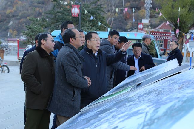 11、張學(xué)武董事長考察迪慶州阿墩子古城規(guī)劃建設(shè)情況_副本.jpg