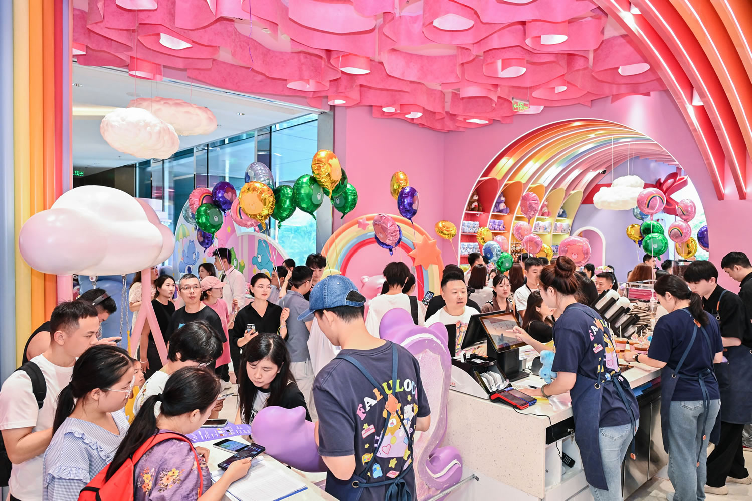 cdf三亞國際免稅城攜手Care Bears打造沉浸式消費新場景 暑期親子游熱潮再升溫